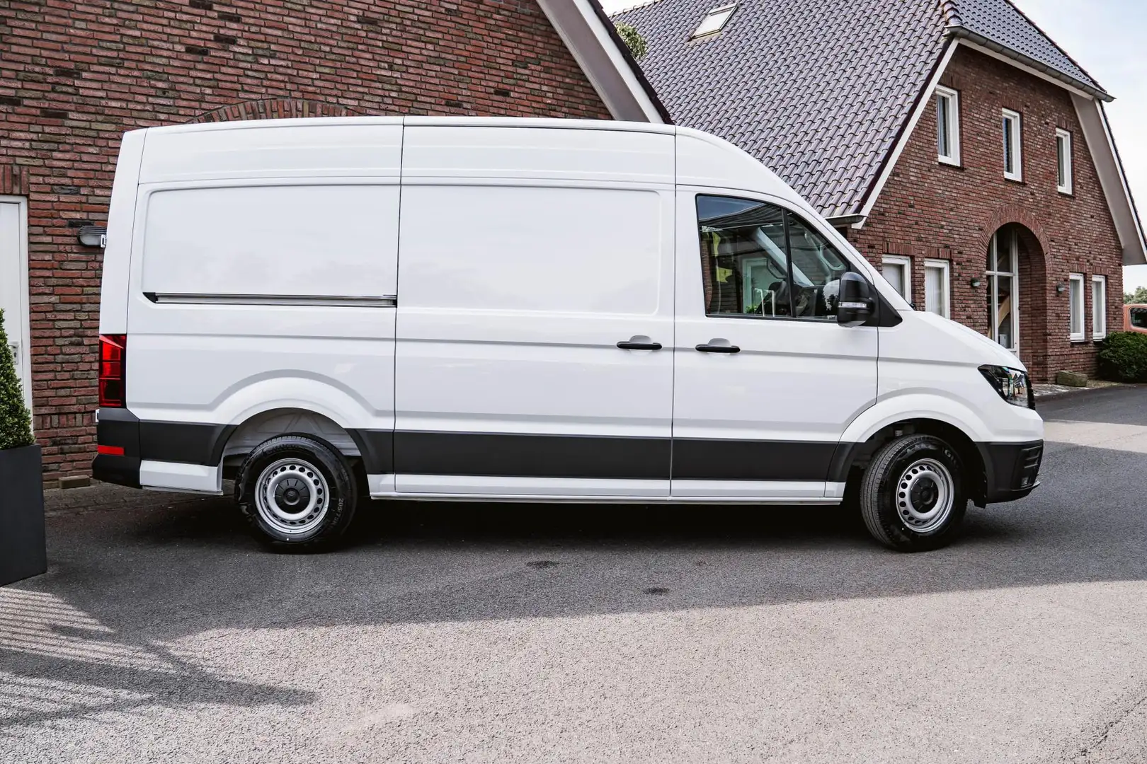 Volkswagen Crafter 2.0 TDI 140PK Automaat L3H3 Comfortline Ergo. comf Zwart - 2