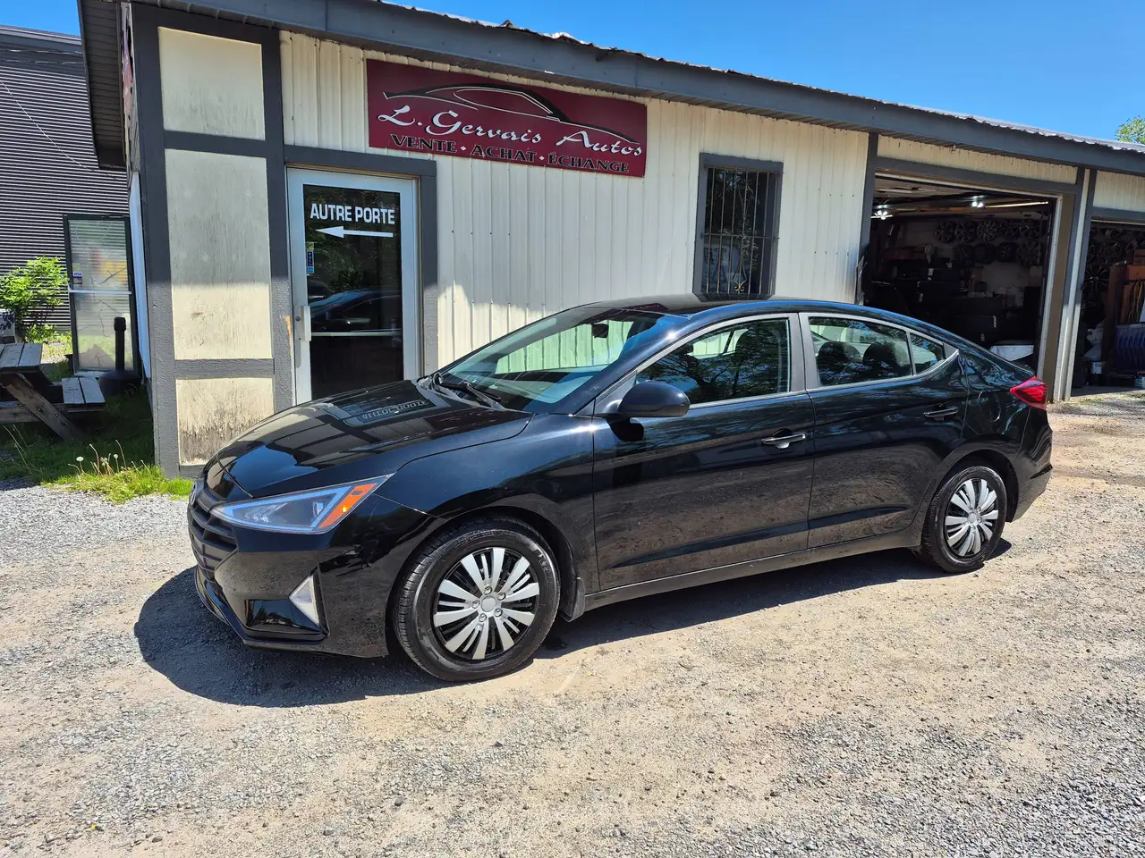 Hyundai ELANTRA photo Hyundai ELANTRA