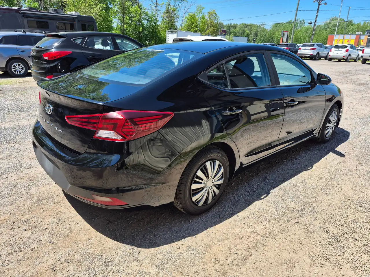 Hyundai ELANTRA photo Hyundai ELANTRA