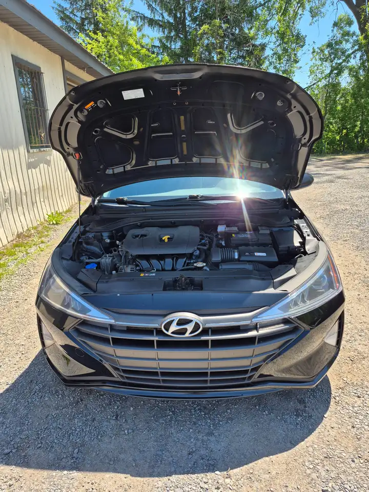 Hyundai ELANTRA photo Hyundai ELANTRA