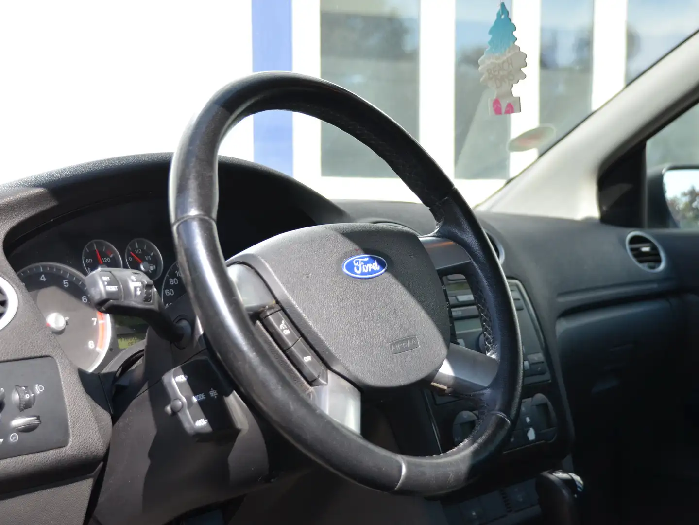 Ford Focus 1.6 16V Aut. Ghia Grau - 2