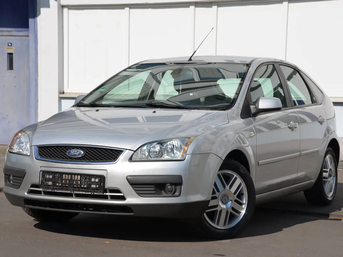 Ford Focus 1.6 16V Aut. Ghia Grau - 1
