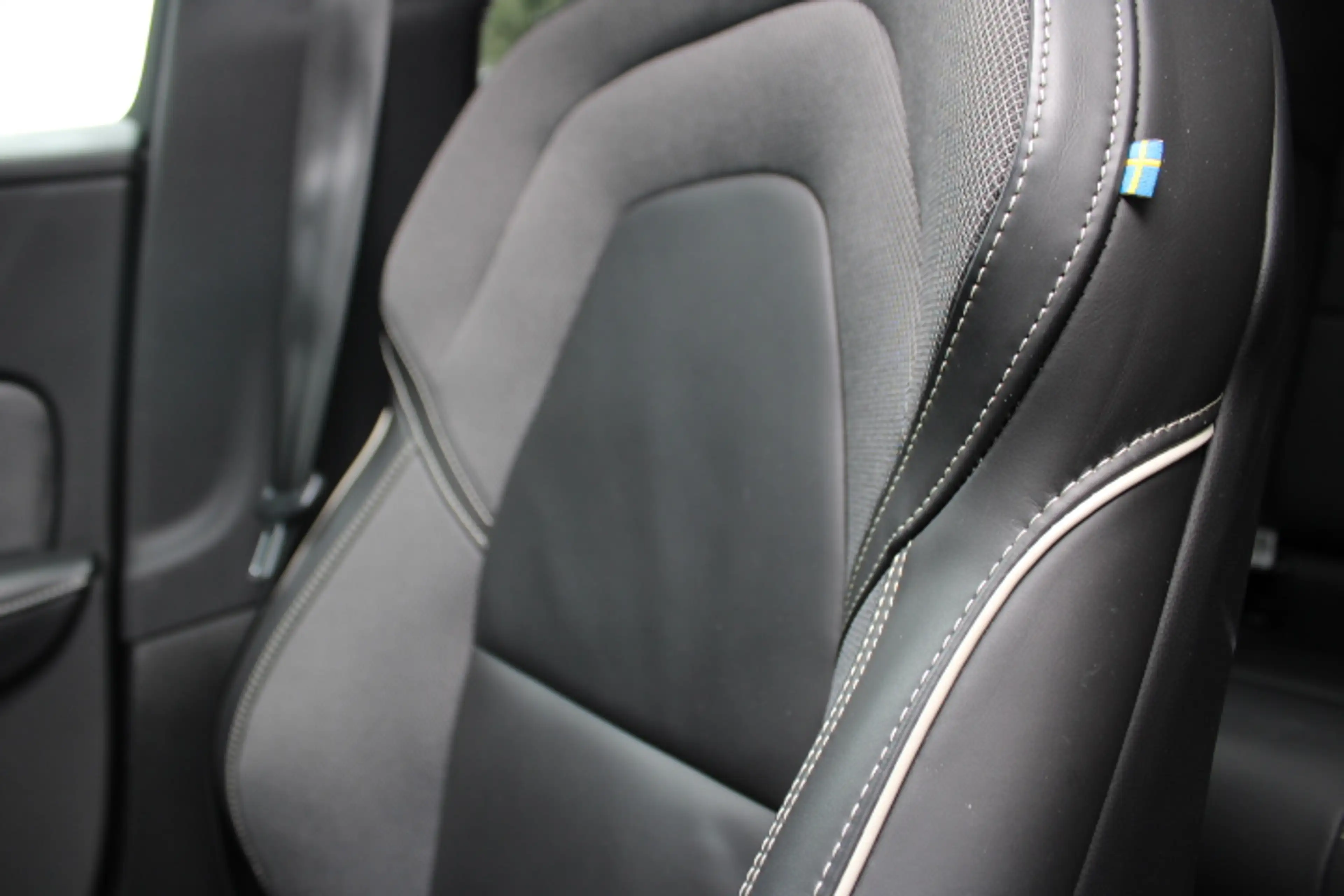 Volvo S60 2.0 B3 R-Design - Panoramadak - 19 Inch - Harman K — photo 36