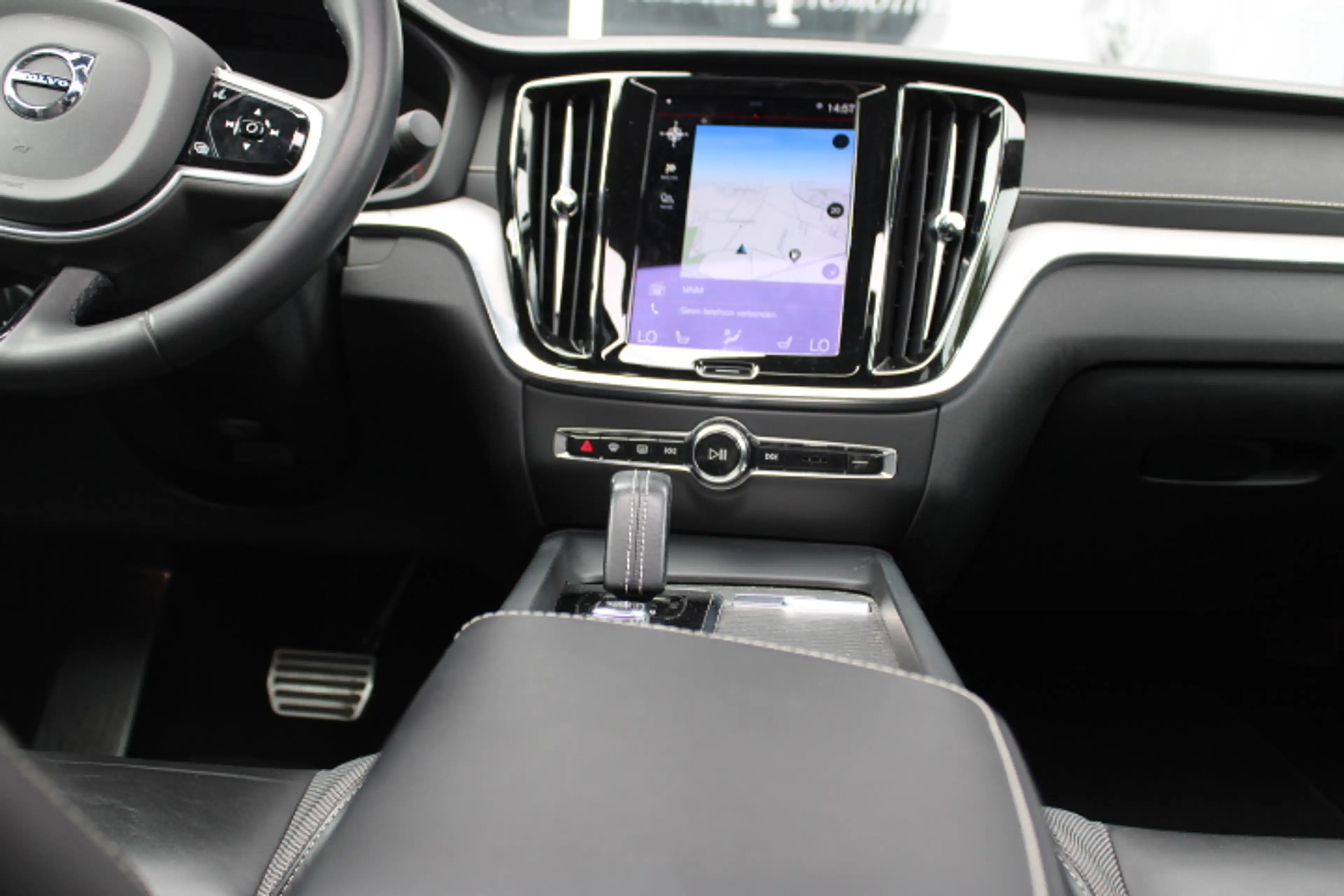 Volvo S60 2.0 B3 R-Design - Panoramadak - 19 Inch - Harman K — photo 24