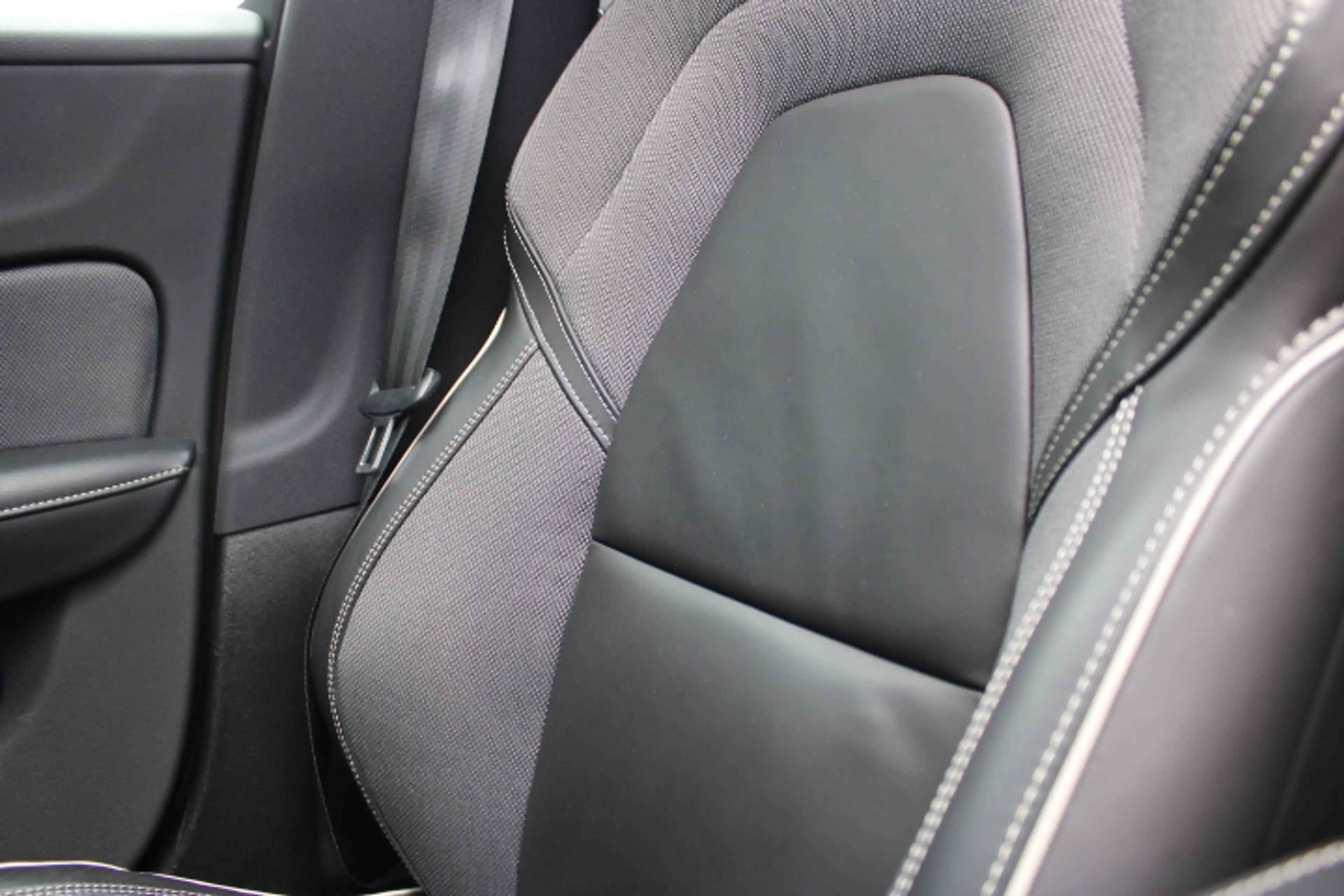 Volvo S60 2.0 B3 R-Design - Panoramadak - 19 Inch - Harman K — photo 31