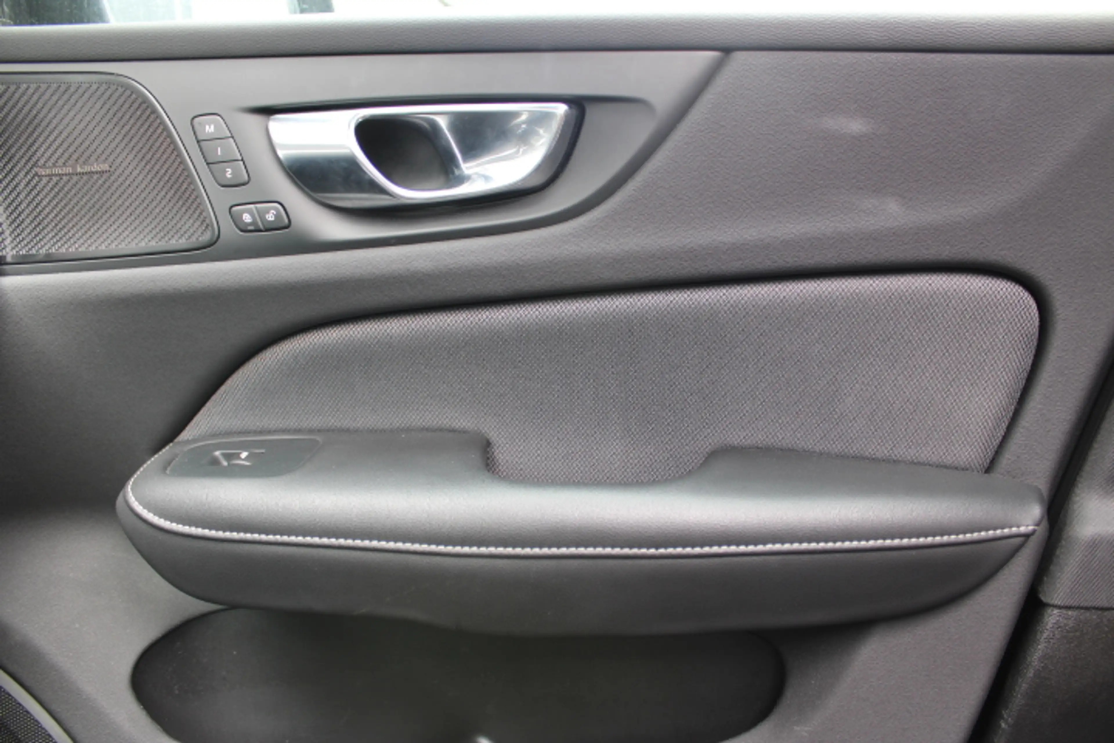 Volvo S60 2.0 B3 R-Design - Panoramadak - 19 Inch - Harman K — photo 35