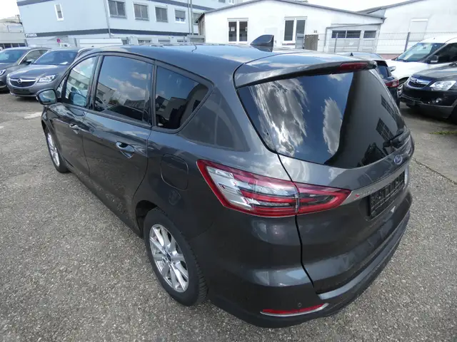 Ford S-Max view 3