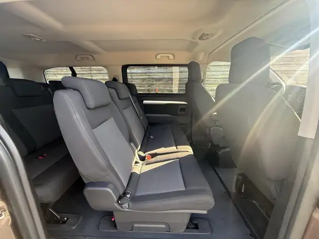 Peugeot Traveller view 13