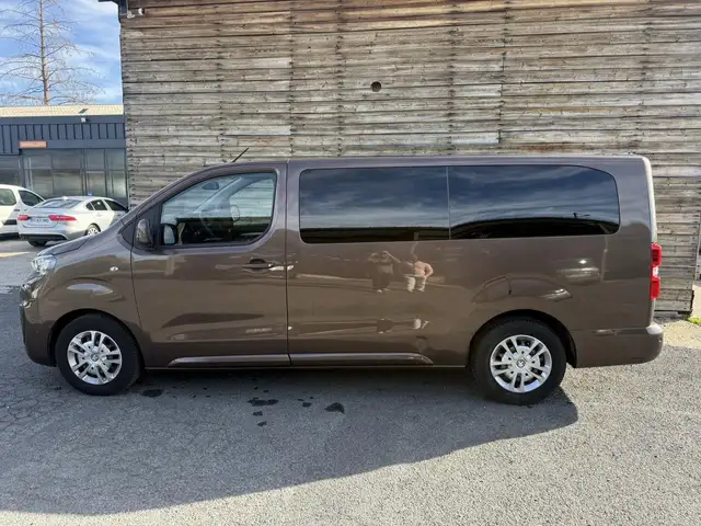 Peugeot Traveller view 2