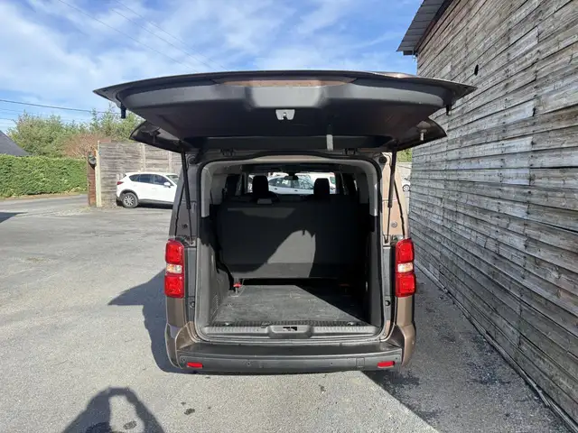 Peugeot Traveller view 5