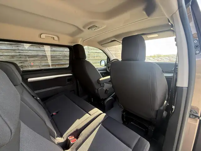 Peugeot Traveller view 14