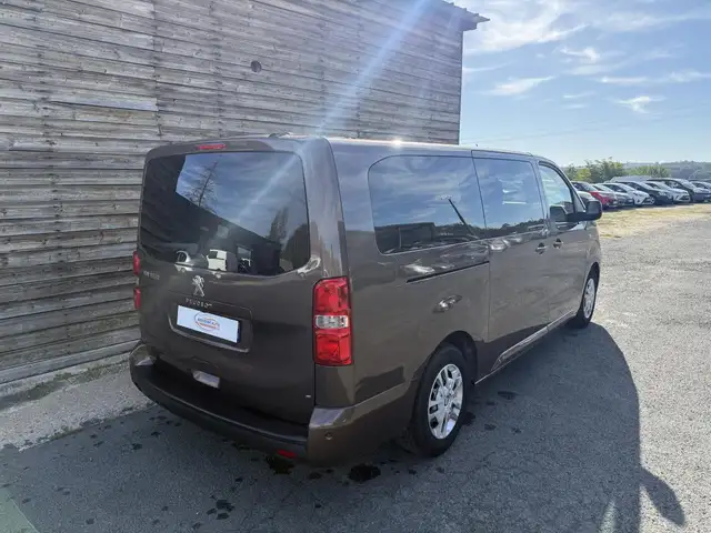 Peugeot Traveller view 9