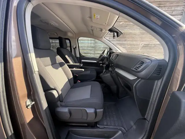 Peugeot Traveller view 15