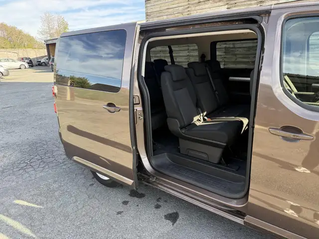 Peugeot Traveller view 10