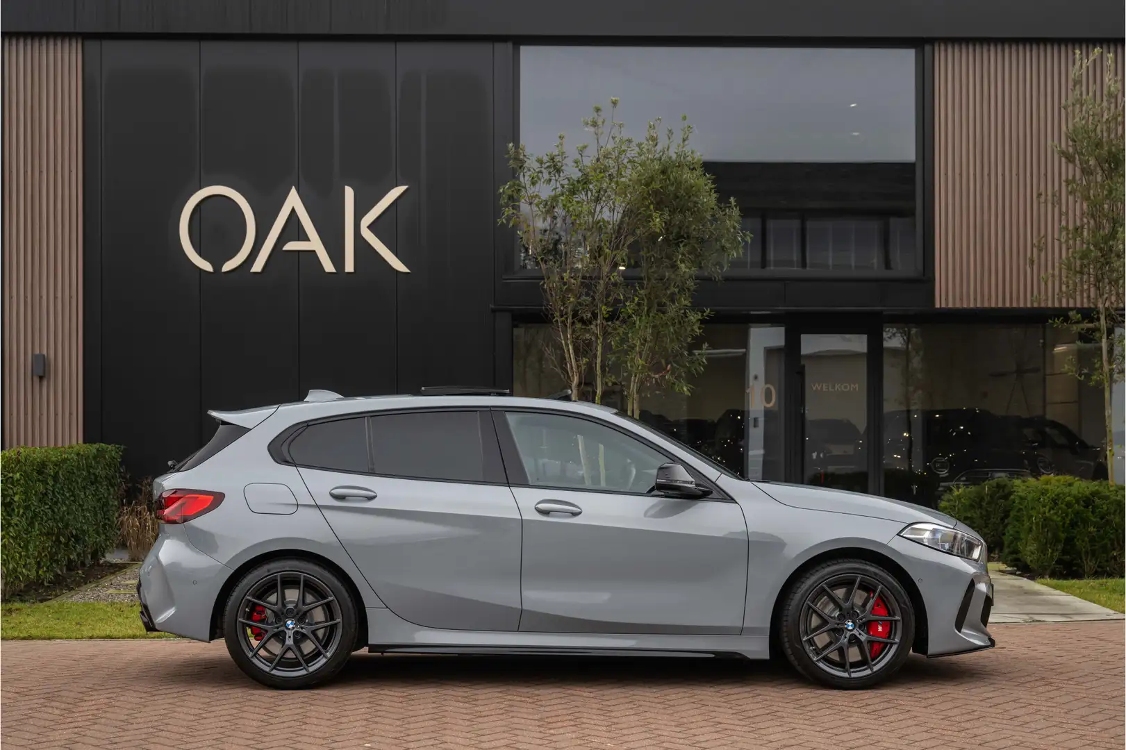 BMW 135 1-serie M135i xDrive | Live Cockpit | Panorama | S Gris - 2