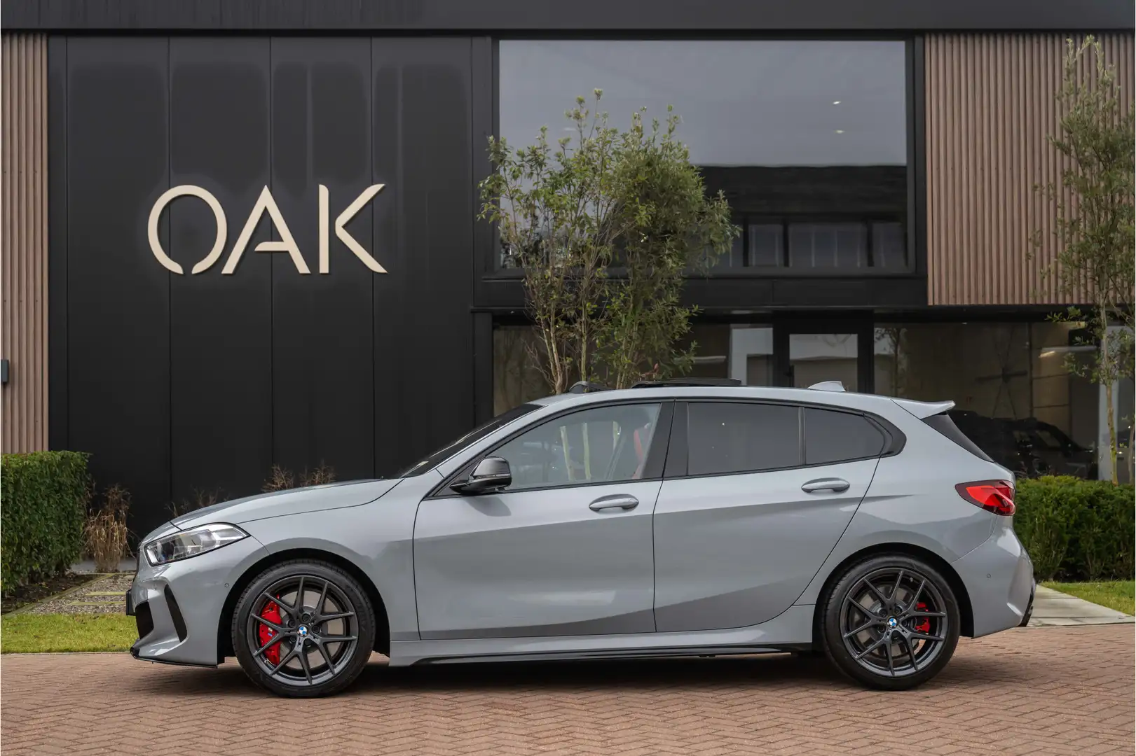 BMW 135 1-serie M135i xDrive | Live Cockpit | Panorama | S Gris - 1