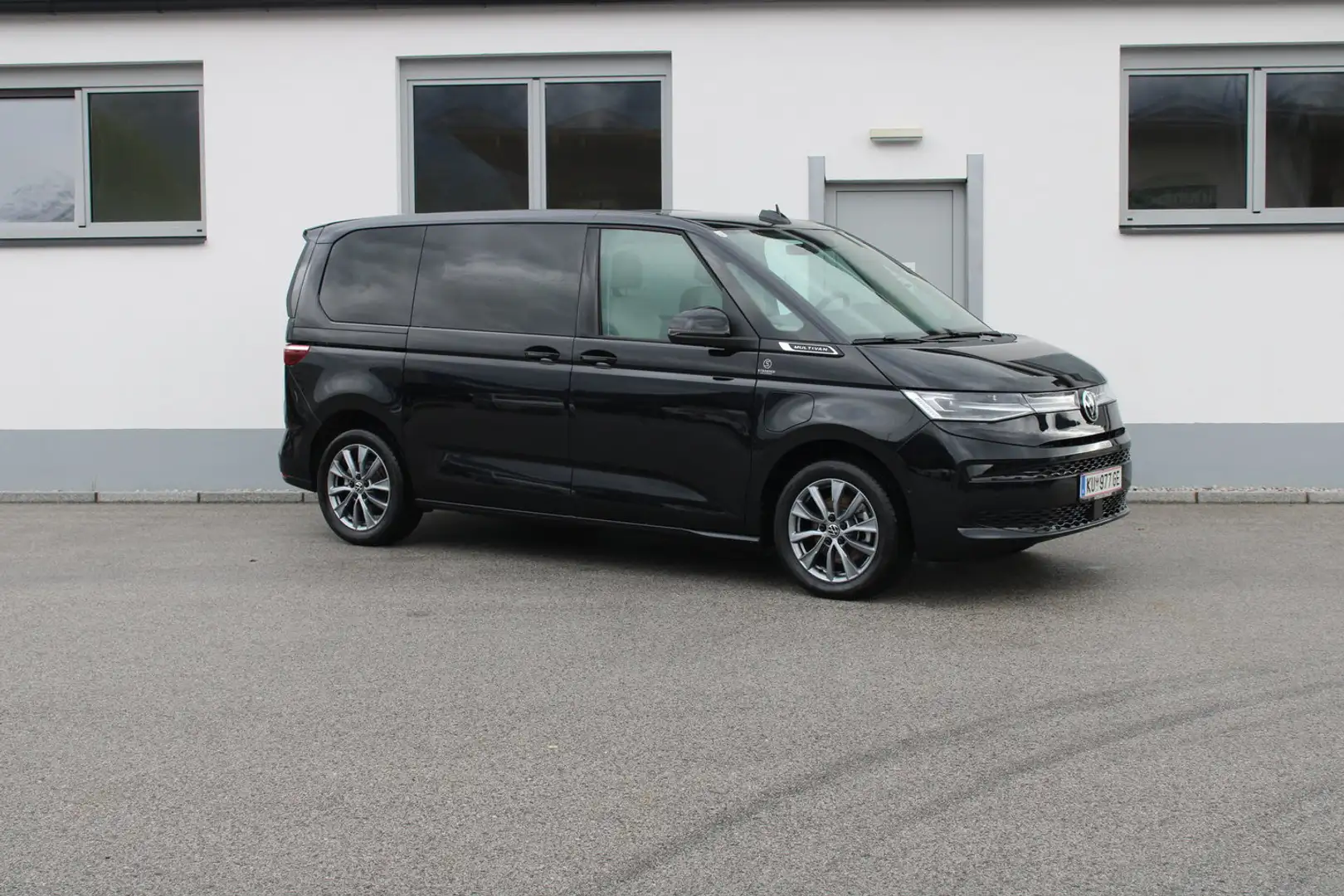 Volkswagen T7 Multivan VW T7 Multivan Life eHybrid 180 kW 4MOTION Schwarz - 1