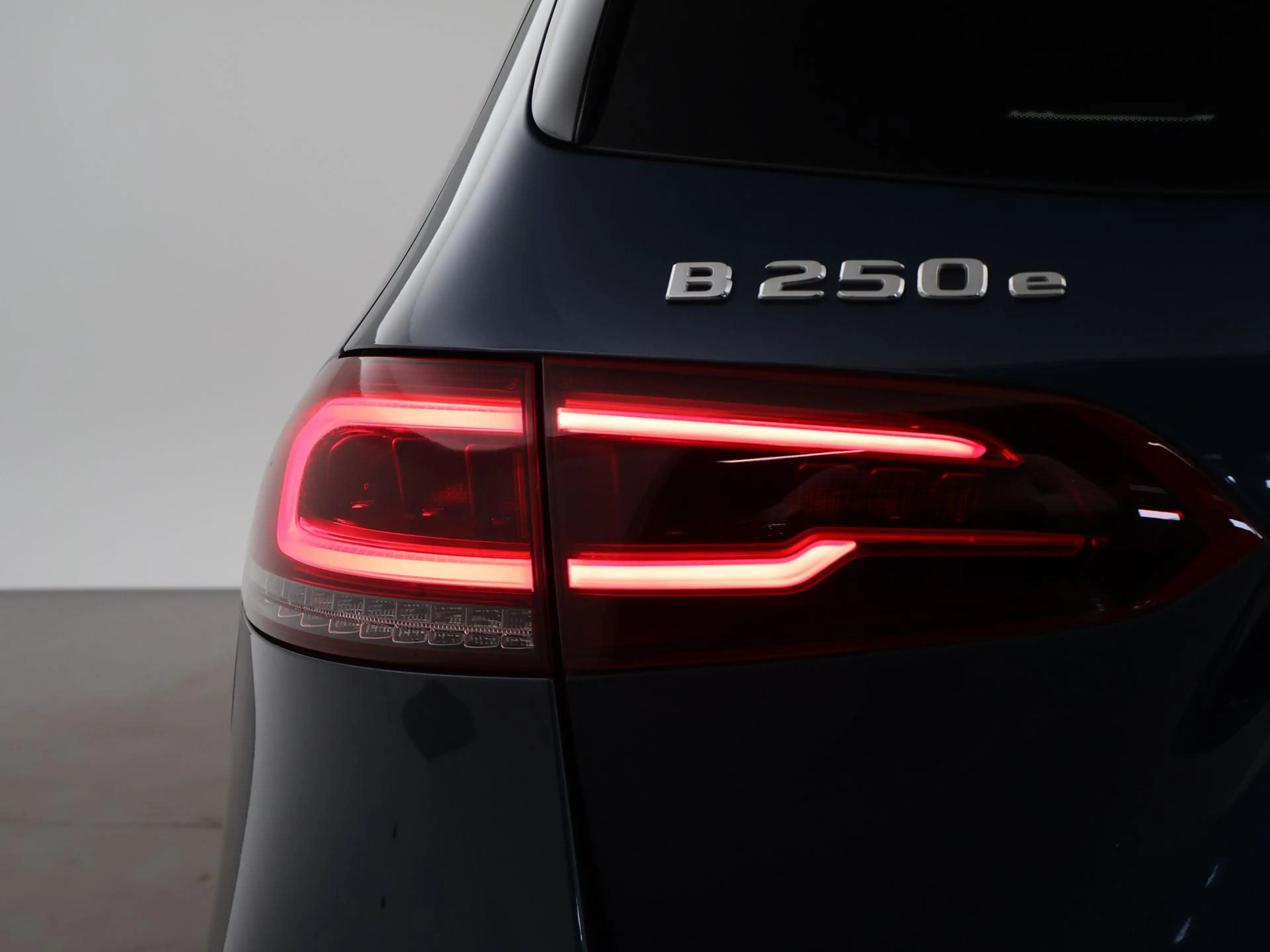 Mercedes-Benz B 250 250e PREMIUM + SFEERVERLICHTING | ADAPTIVE CRUISE — photo 10