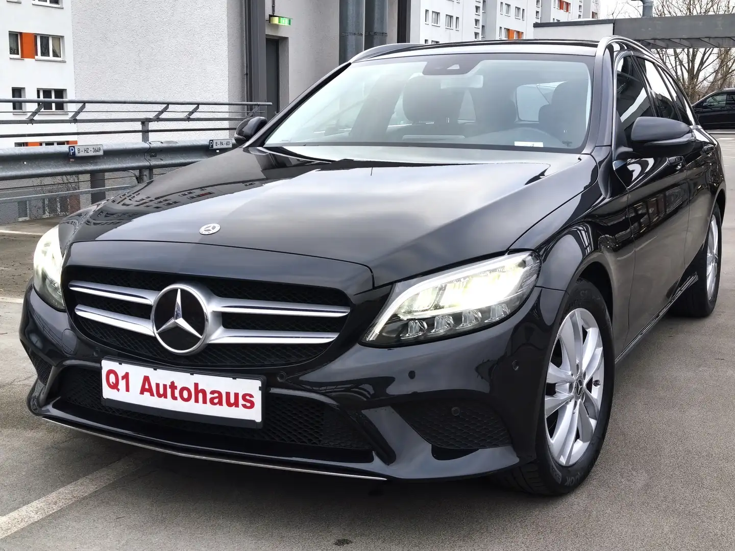 Mercedes-Benz C 180 T AVANTG. LED/T.LEDER/SH/NAVI/PARKASSIST+/E-KLAPPE Noir - 1