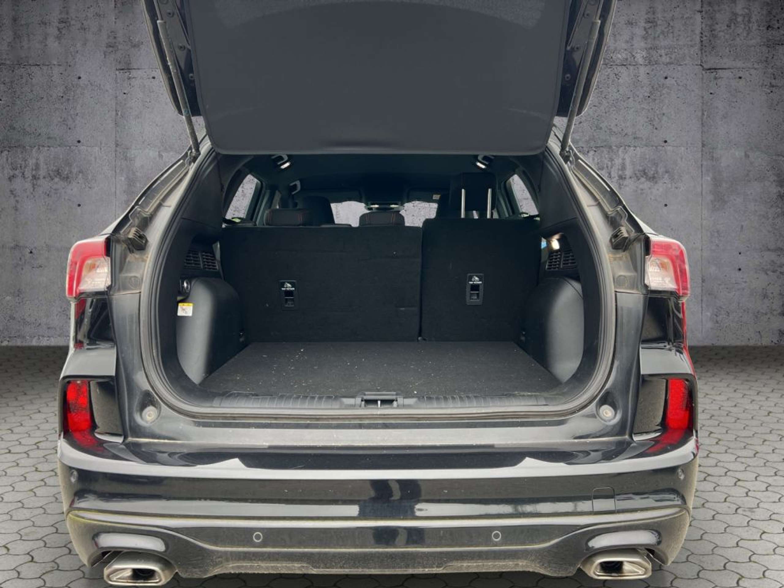 Fahrzeugabbildung Ford Kuga 2.0 EcoBlue Hybrid ST-LINE - mit KI generiert/bearbeitet