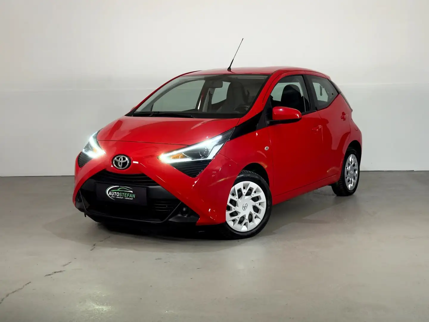 Toyota Aygo 1,0 VVT-i x-play x-shift Automatik Rot - 1