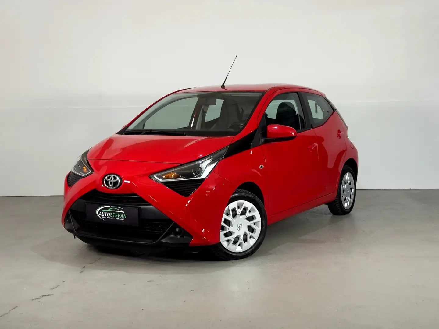 Toyota Aygo 1,0 VVT-i x-play x-shift Automatik Rot - 2