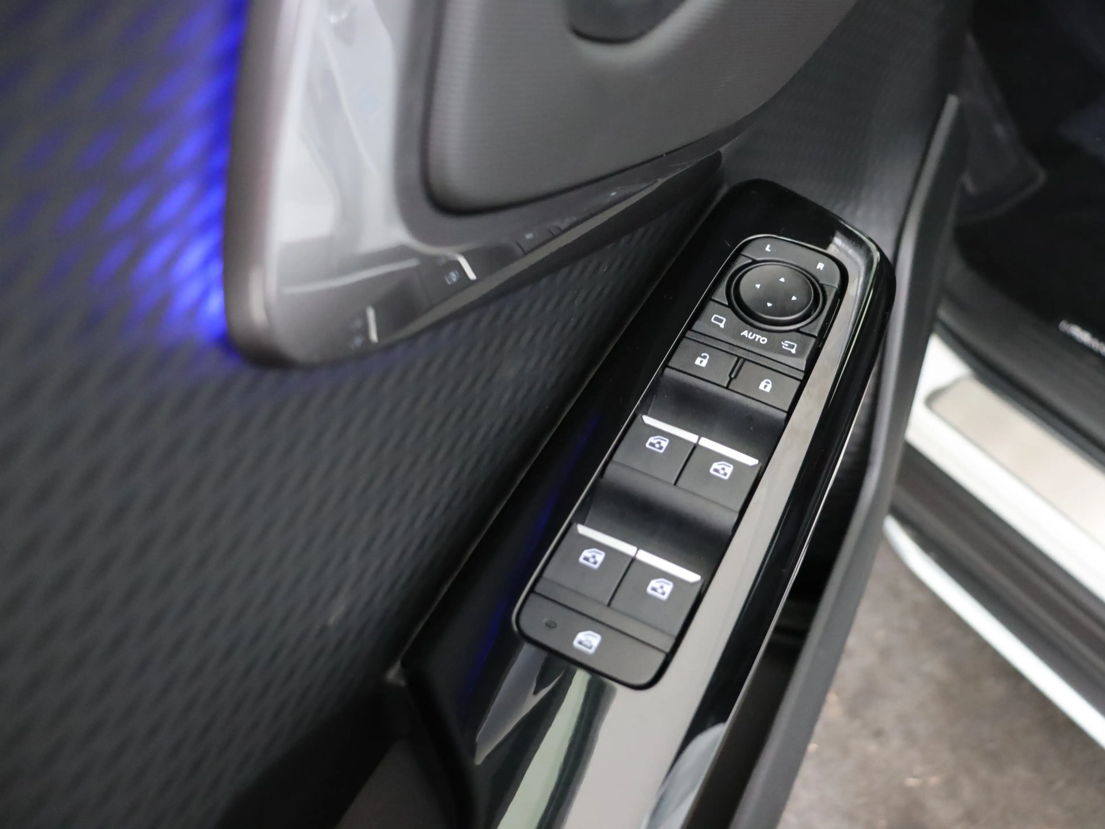 Toyota Urban Cruiser Executive 61 kWh — photo 9