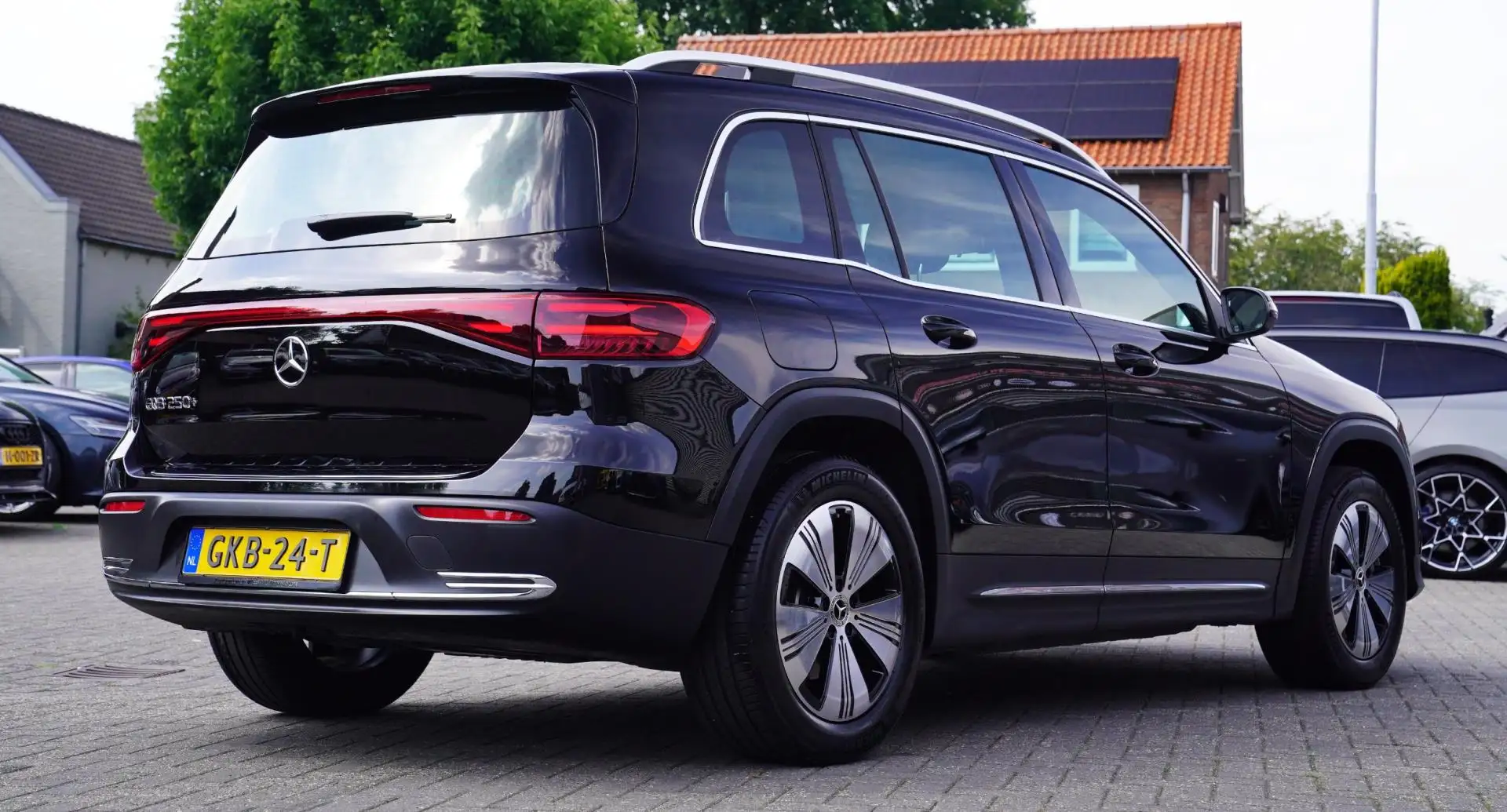 Mercedes-Benz EQB 250 250+ Essential Line 71 kWh | Trekhaak | LuxeLeder Zwart - 2
