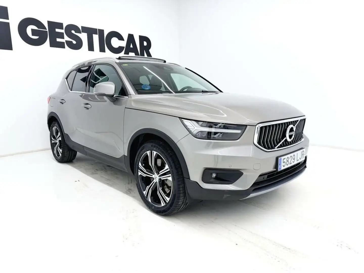 Volvo XC40 1.5 PLUG-IN HYBRID INSCRIPTION T5 262CV Grijs - 2