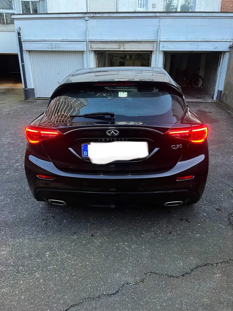 Infiniti Q30 1.6t Premium Zwart - 2