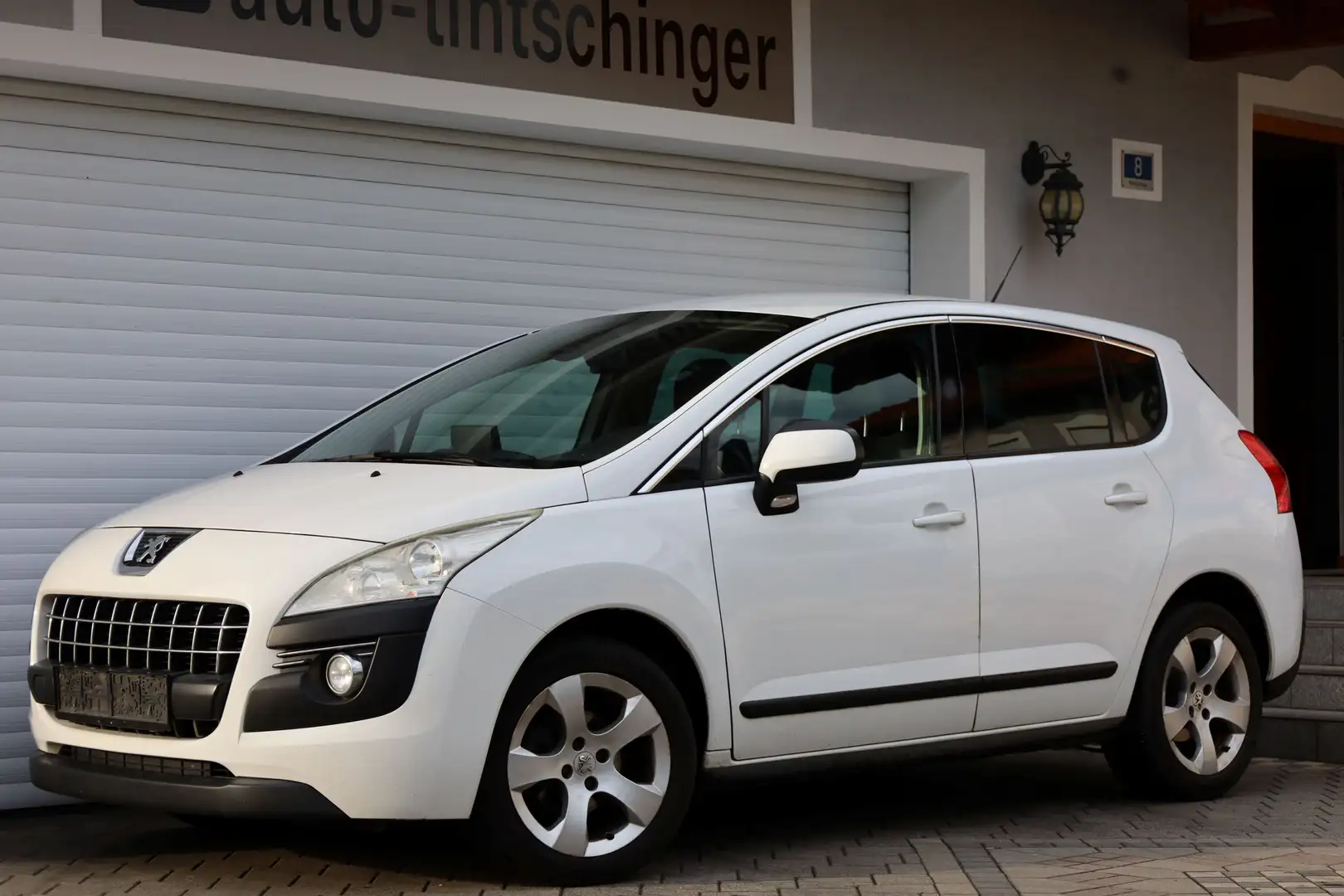 Peugeot 3008 3008 1,6 e-HDi 115 Professional Line Weiß - 1