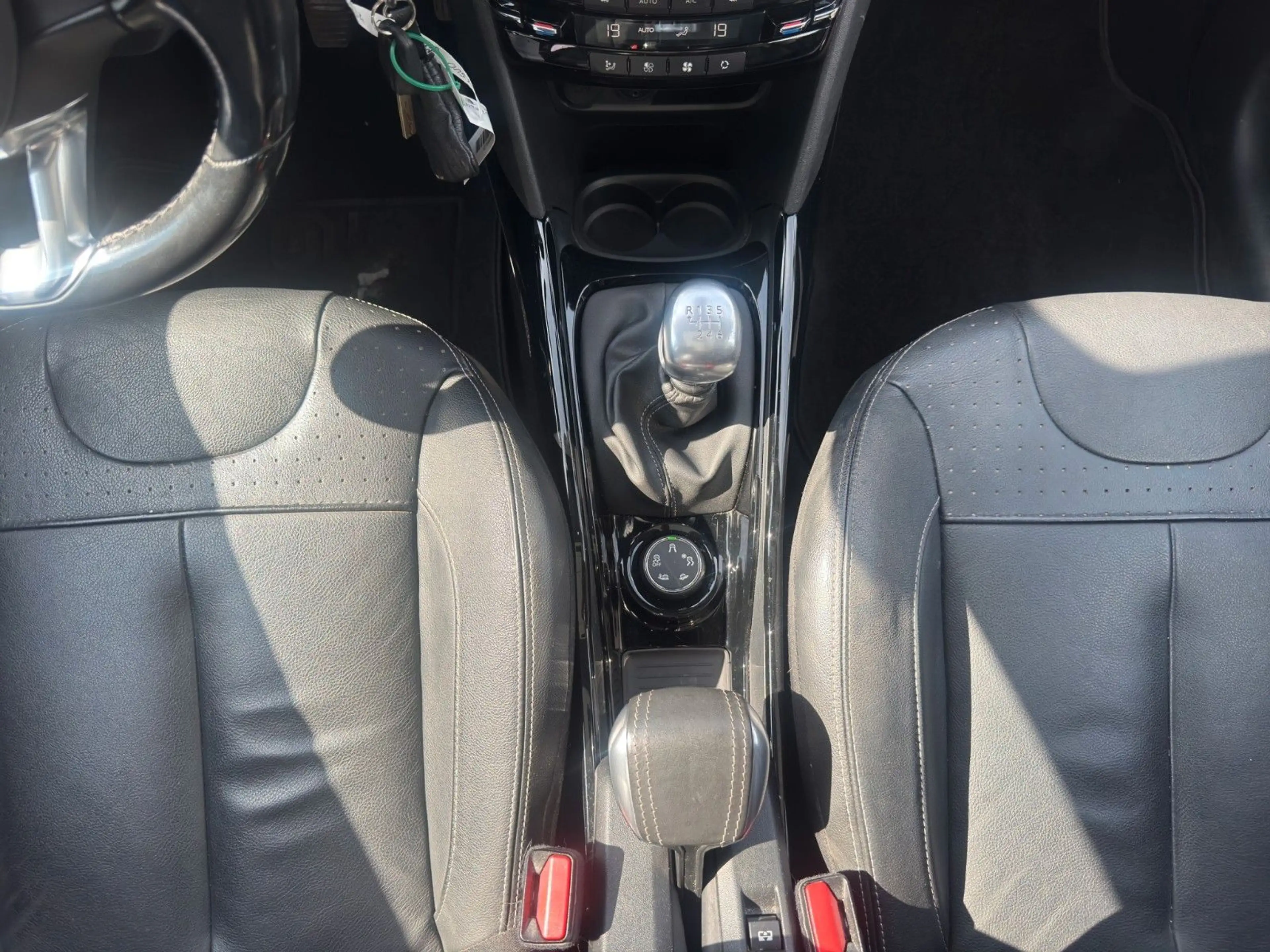 Peugeot 2008 Allure/SHZ/NAV/LM/2.HAND/AHK — photo 15
