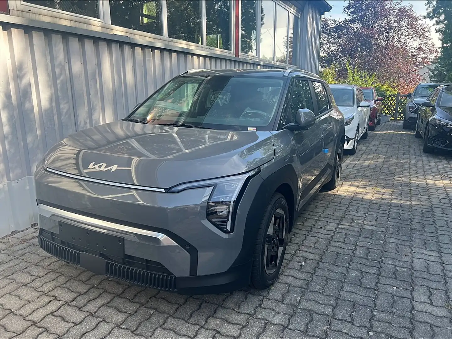 Kia EV3 FWD 81,4kWh Long Range Earth Grau - 1