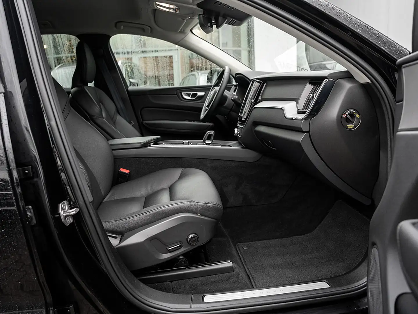 Volvo XC60 B5 AWD Momentum Pro Schwarz - 2