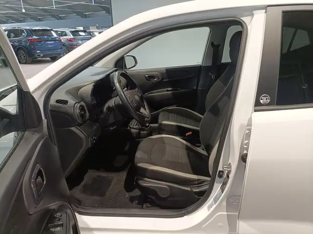 Hyundai i10 view 8