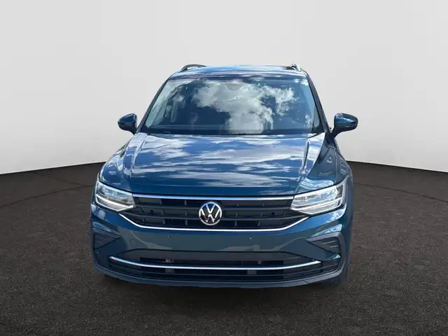 Volkswagen Tiguan view 3