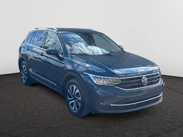Volkswagen Tiguan view 4
