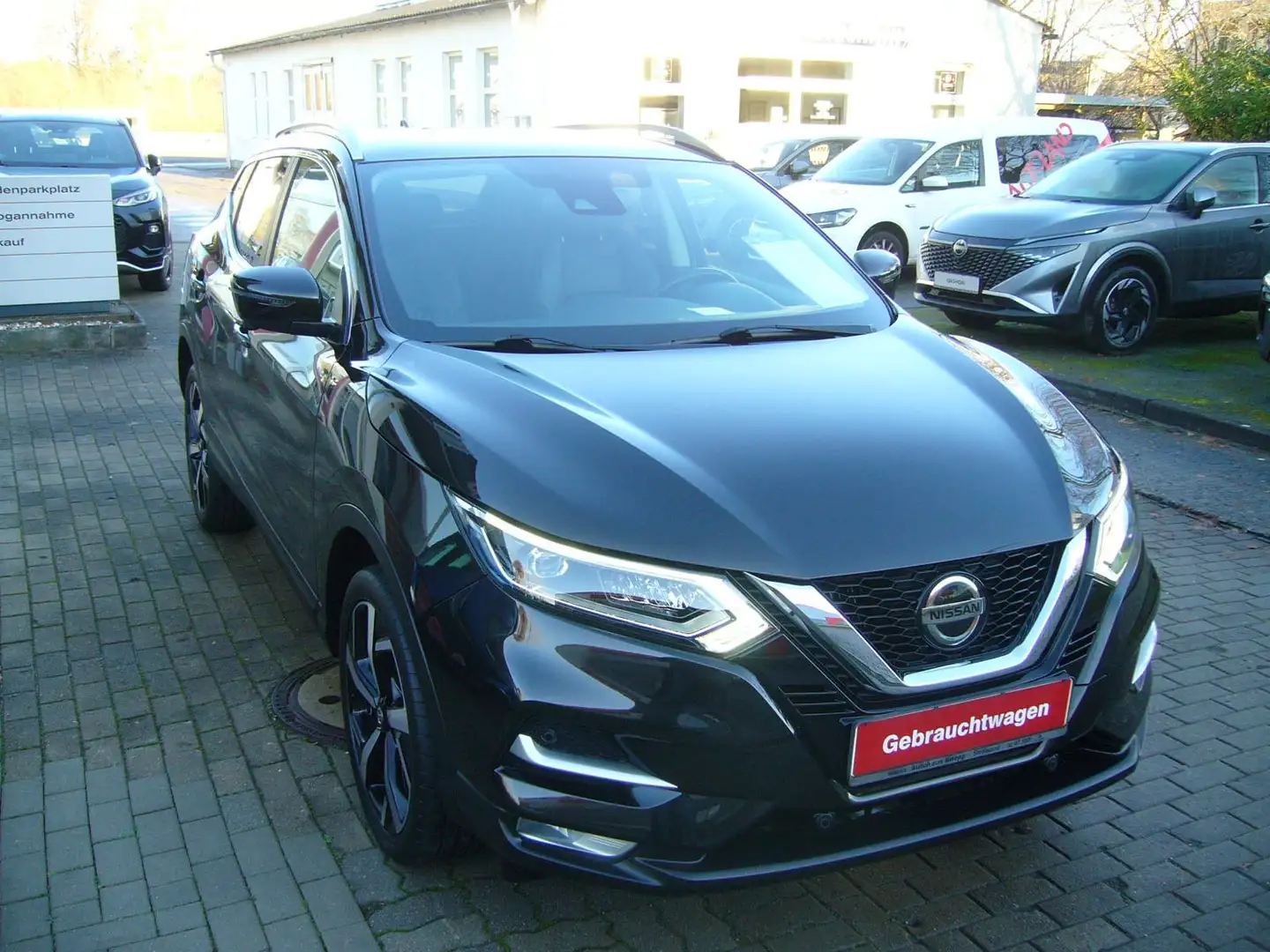 Nissan Qashqai 1,3 DIG-T Akari Schwarz - 1