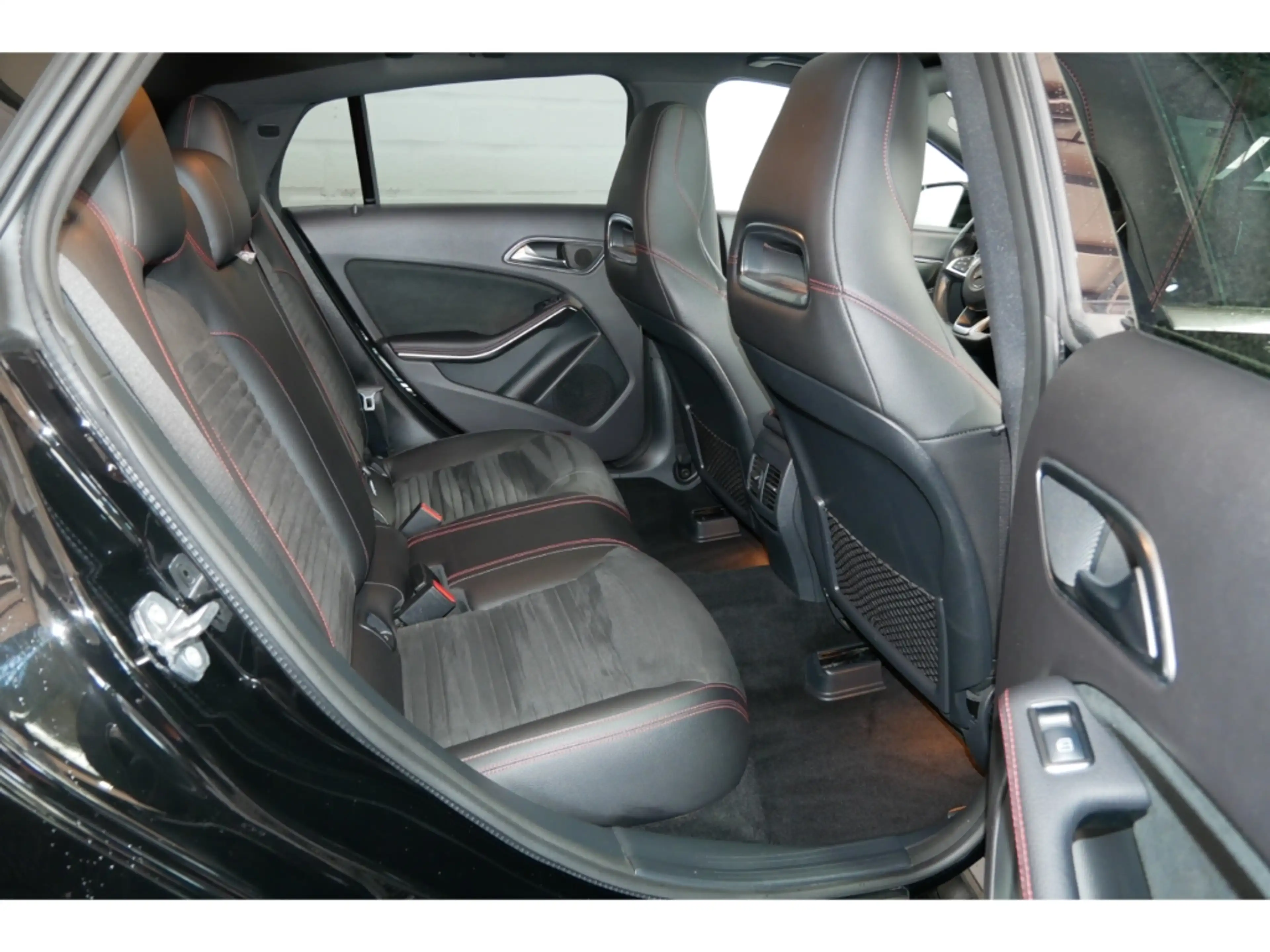 Mercedes-Benz CLA 220 d AMG+Pano+LED+Comand+Cam — photo 13