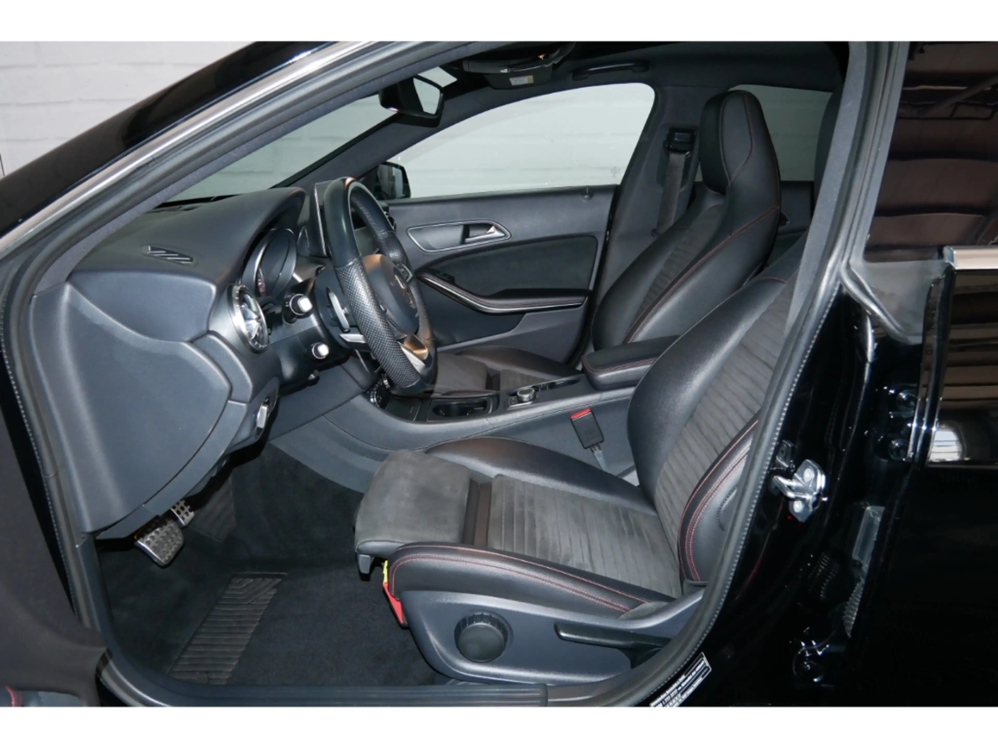 Mercedes-Benz CLA 220 d AMG+Pano+LED+Comand+Cam — photo 9