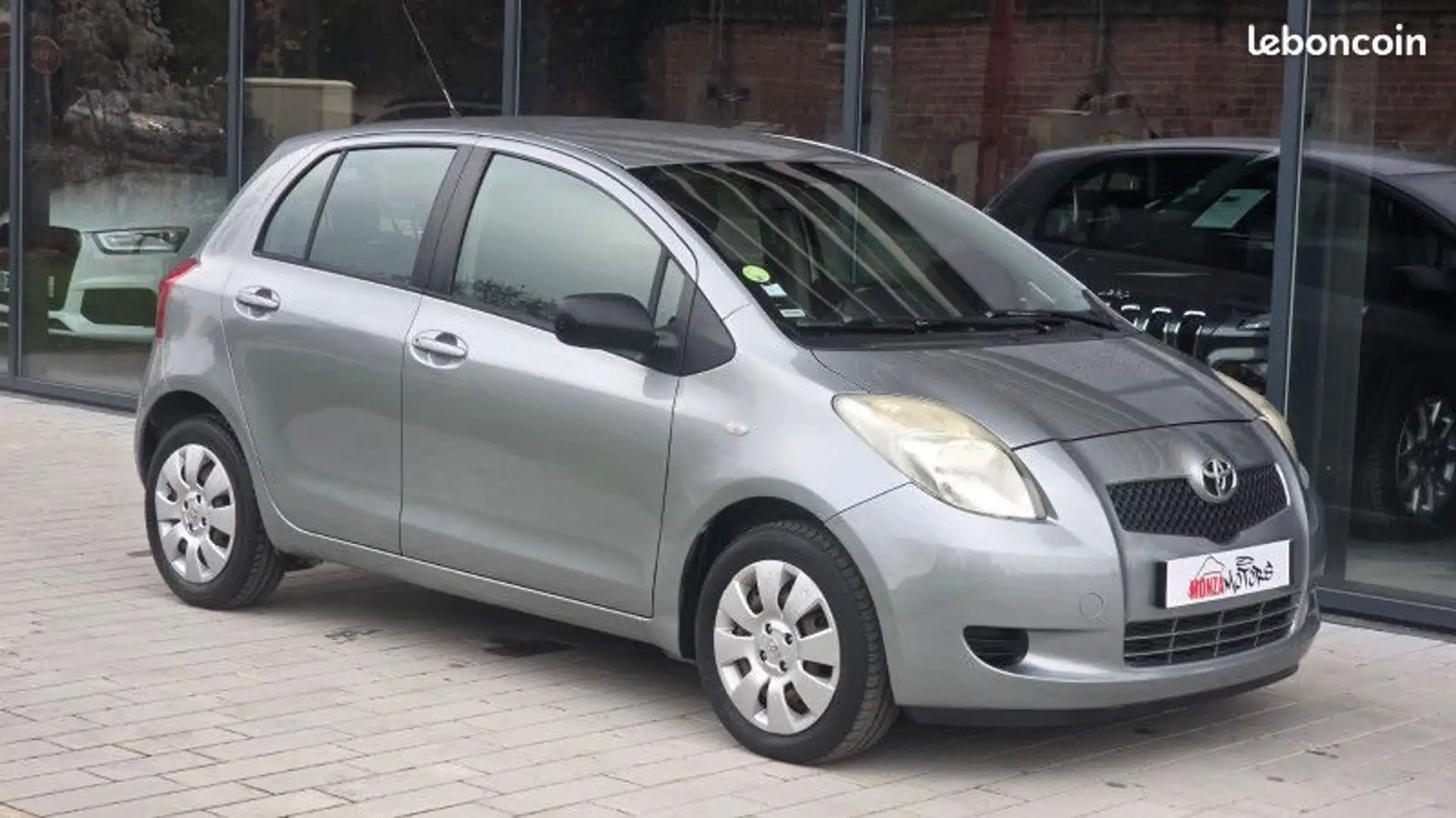 Toyota Yaris 85 VVT-I LUNA Gris - 1
