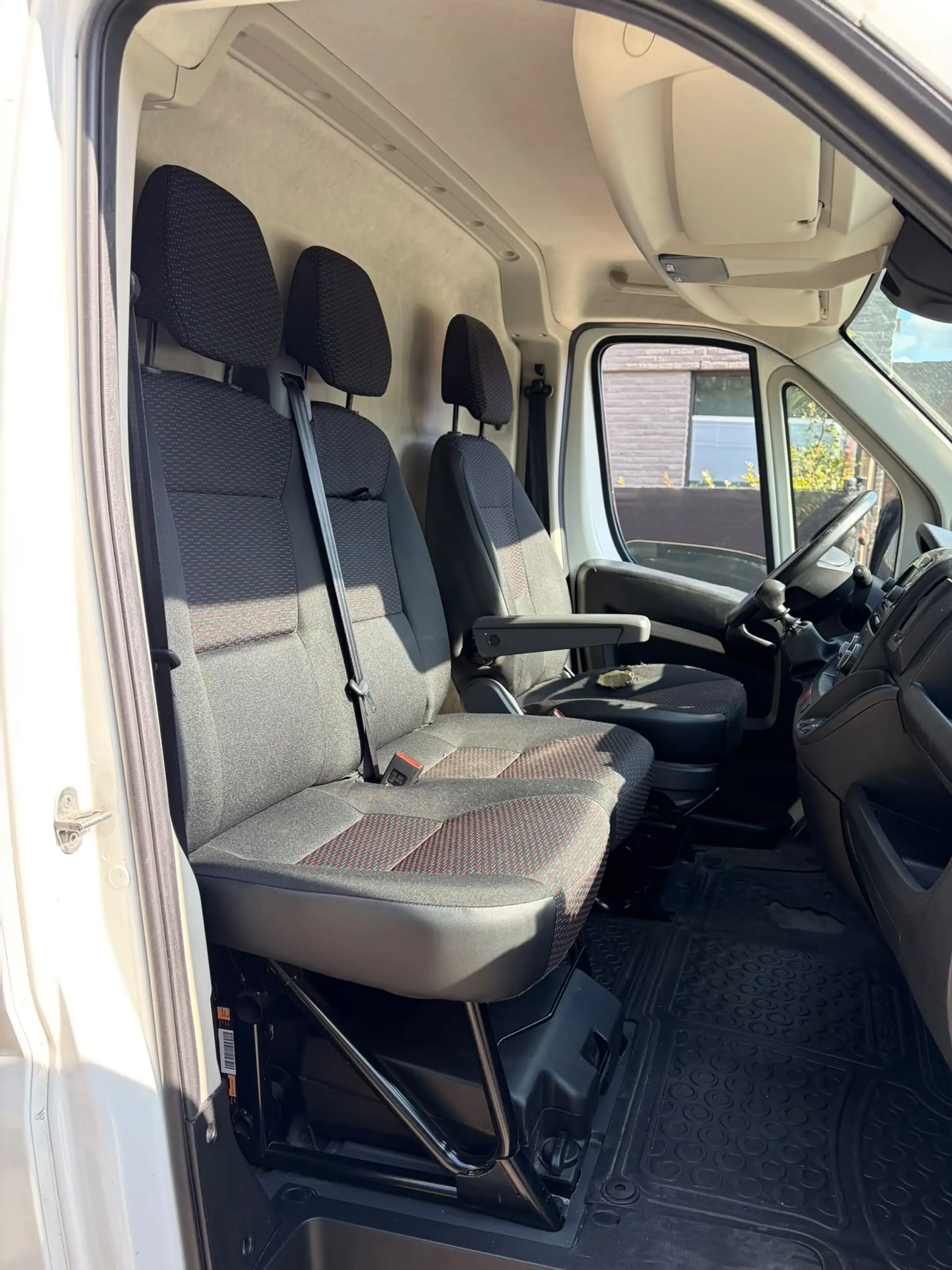 Peugeot Boxer 2.2 BlueHDi L3H2 Asphalt S — photo 11