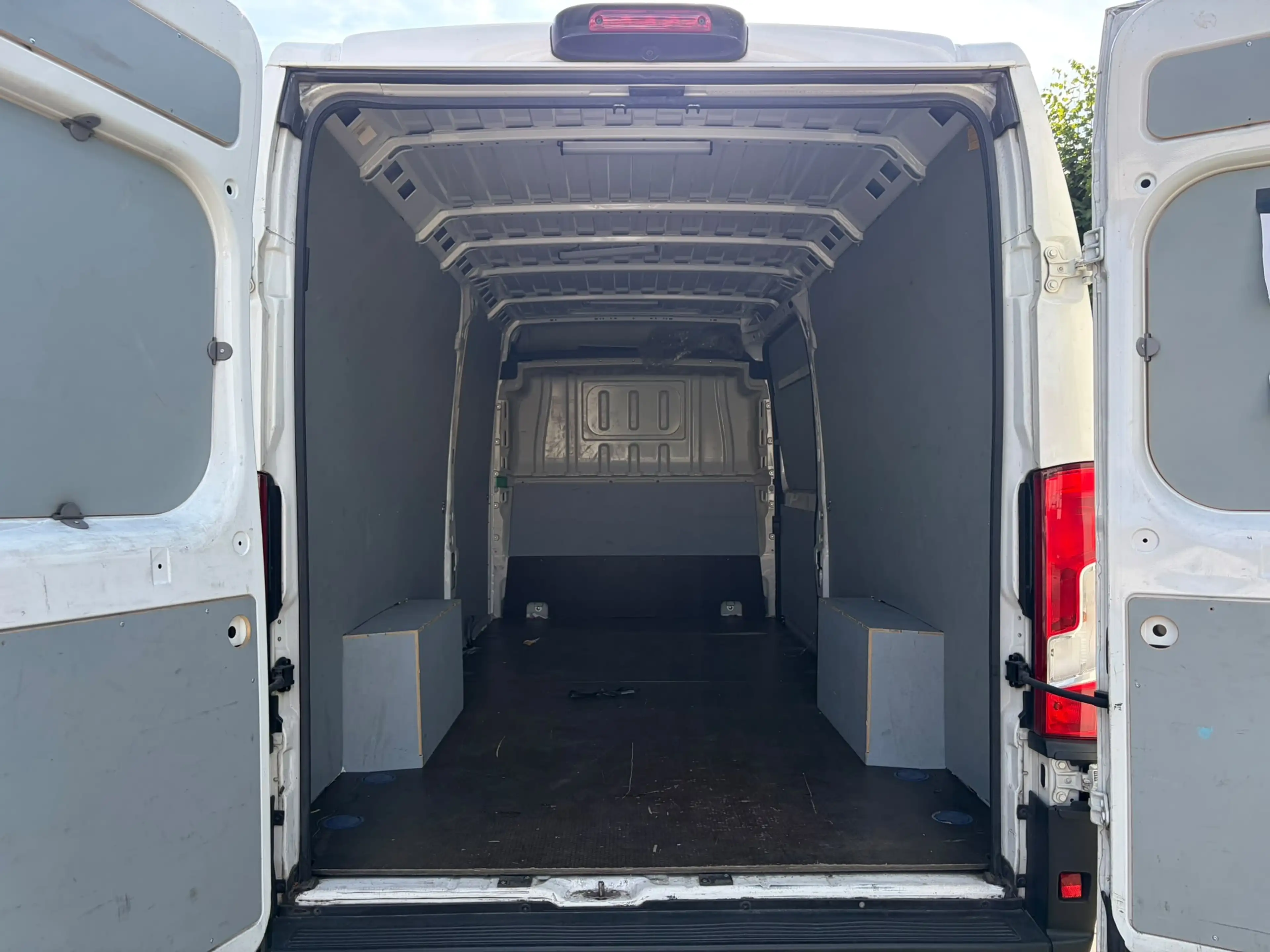 Peugeot Boxer 2.2 BlueHDi L3H2 Asphalt S — photo 15