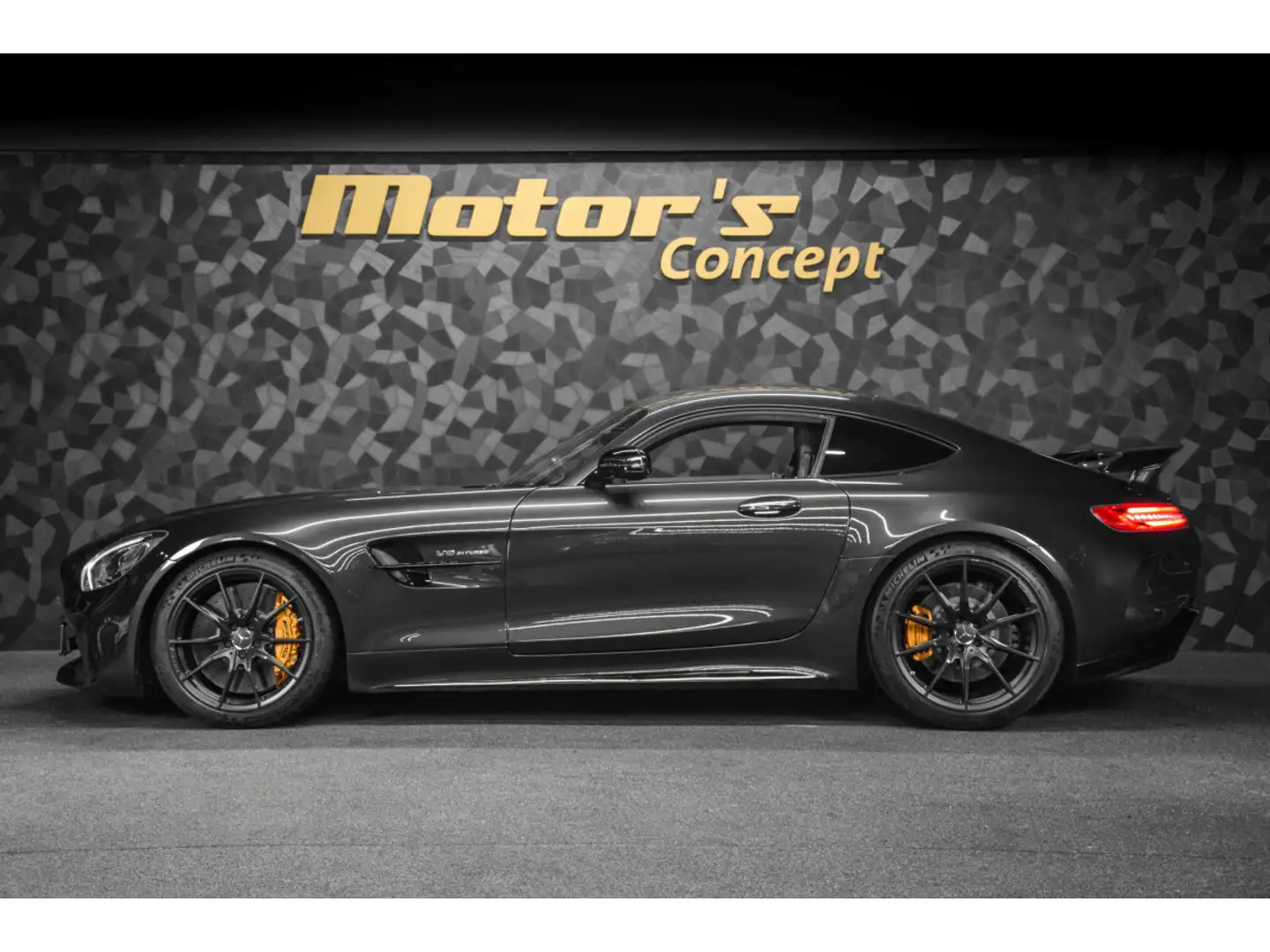 Mercedes-Benz AMG GT R Coupé V8 Bi-Turbo - MAGNETITE BLACK Schwarz - 2