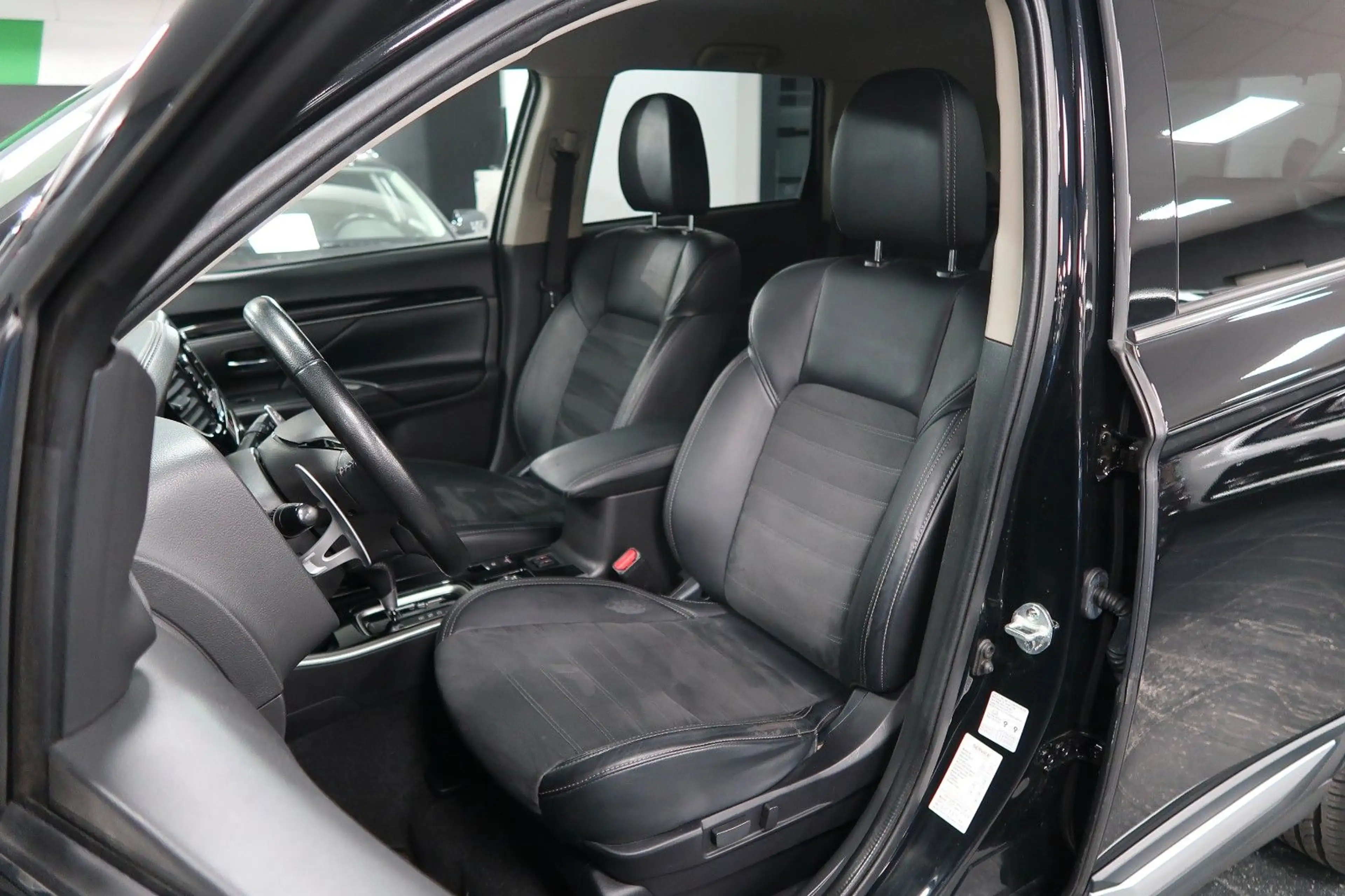 Mitsubishi Outlander 2.0 MIVEC Diamant Ed.+ ClearTec 4WD 1H — photo 11