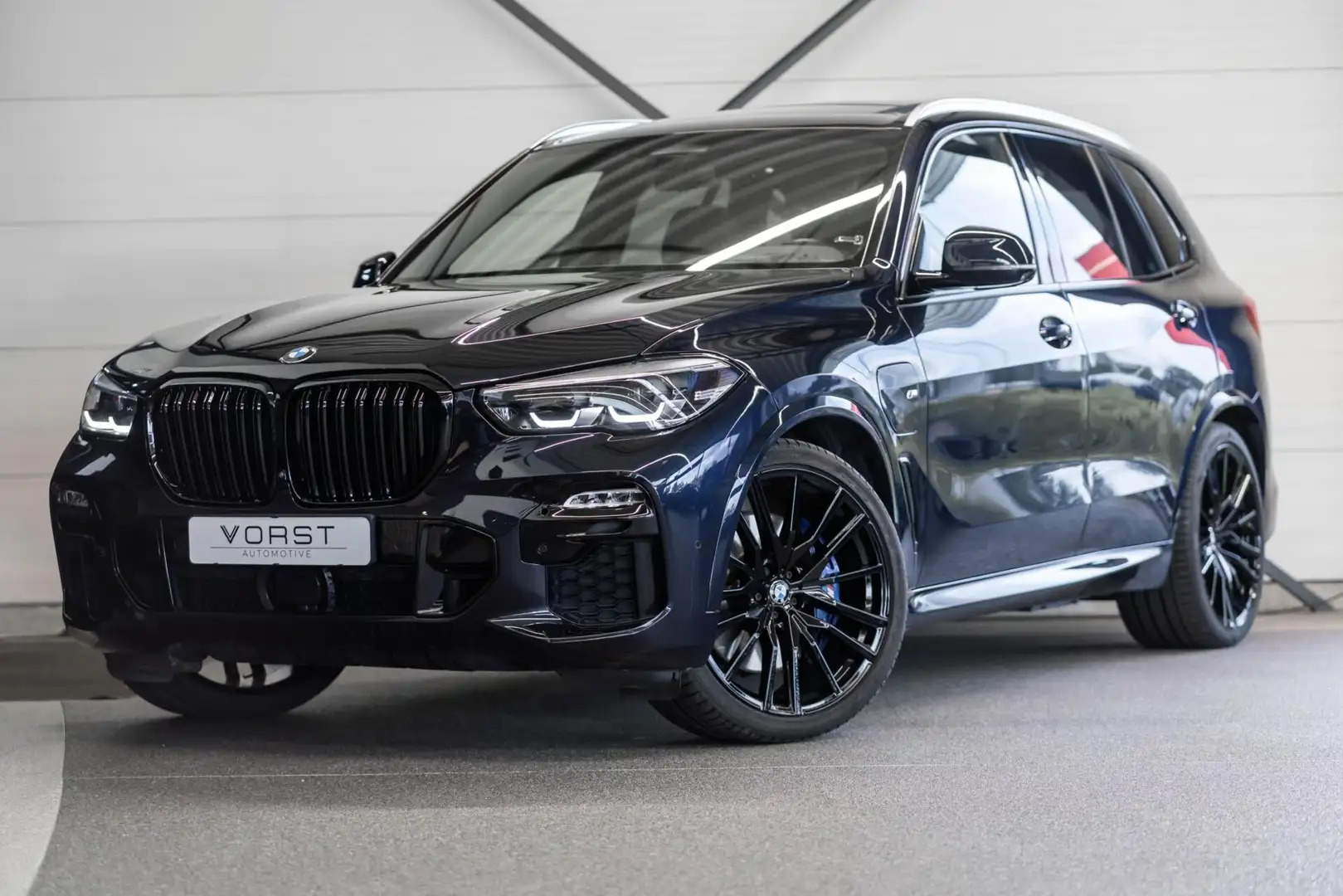 BMW X5 xDrive45e M Pakket Pano Luchtvering HUD Stoelvent Blauw - 1
