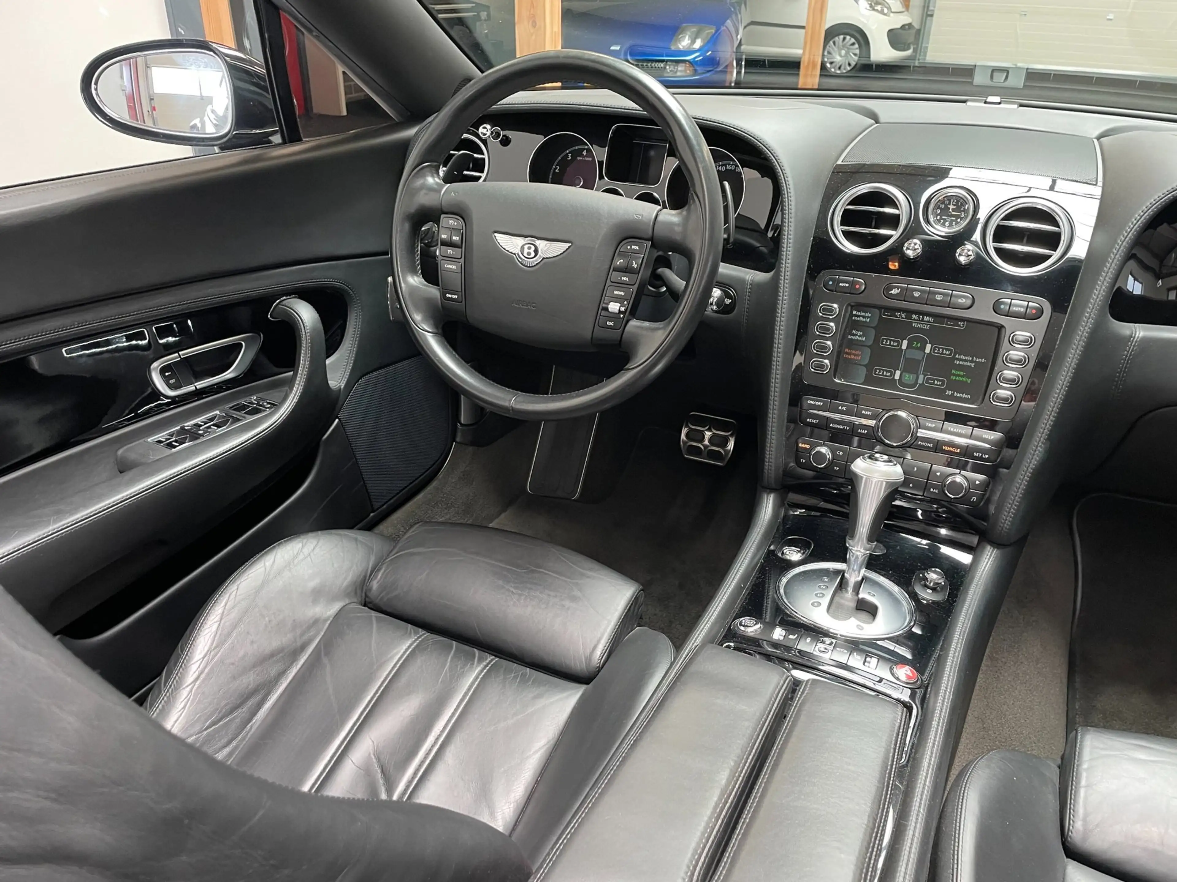 Bentley Continental GTC 6.0 W12 — photo 22