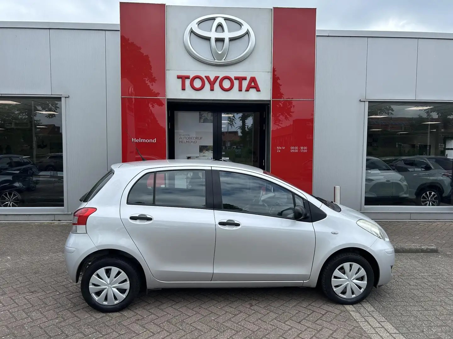 Toyota Yaris 1.3 VVTi Comfort Grijs - 2