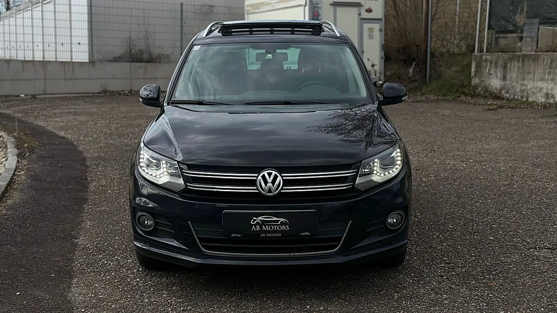 Volkswagen Tiguan 2,0 TDI BMT 4Motion Sky DPF DSG Schwarz - 2