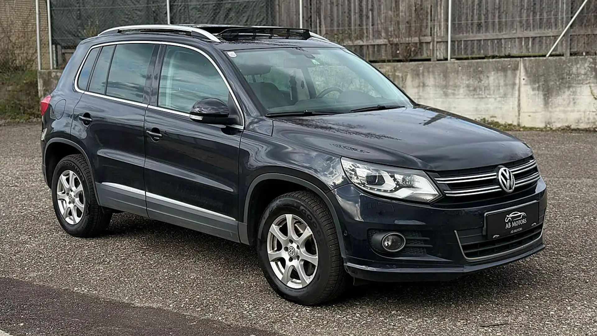 Volkswagen Tiguan 2,0 TDI BMT 4Motion Sky DPF DSG Schwarz - 1